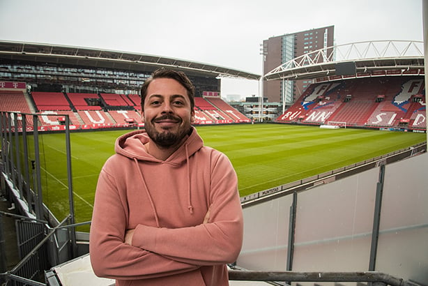 jongen in stadion galgenwaard