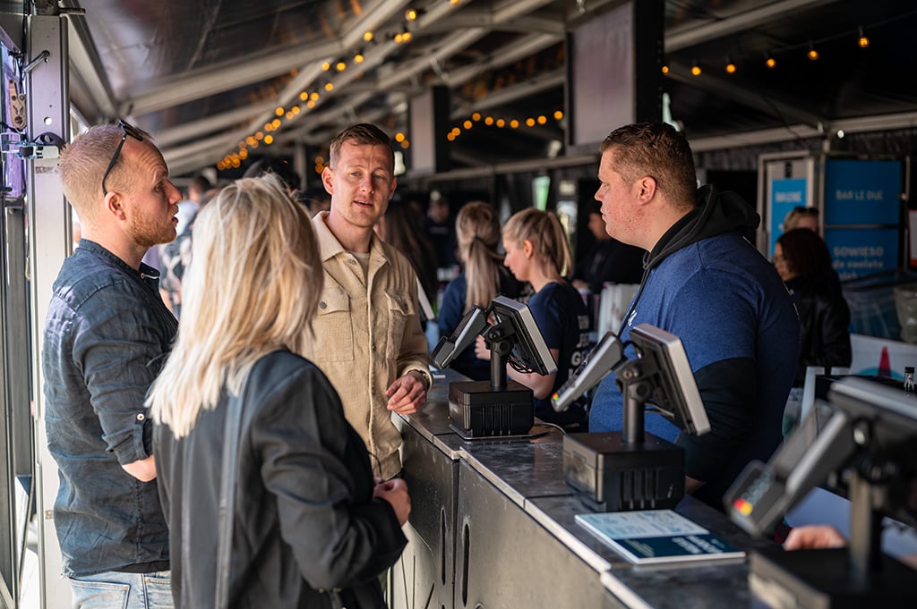 Pratende mensen op festival