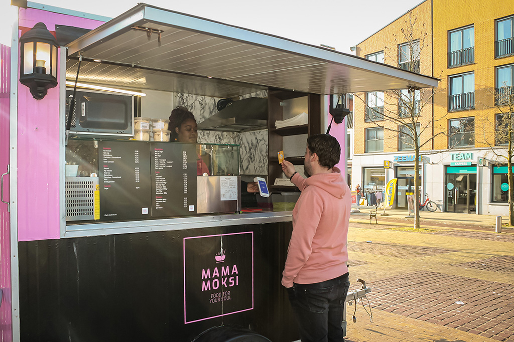 Afrekenen bij een food truck