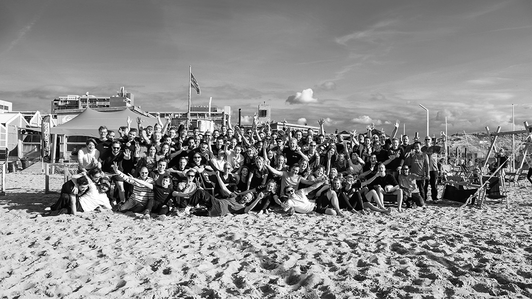 Groepsfoto blije mensen strand
