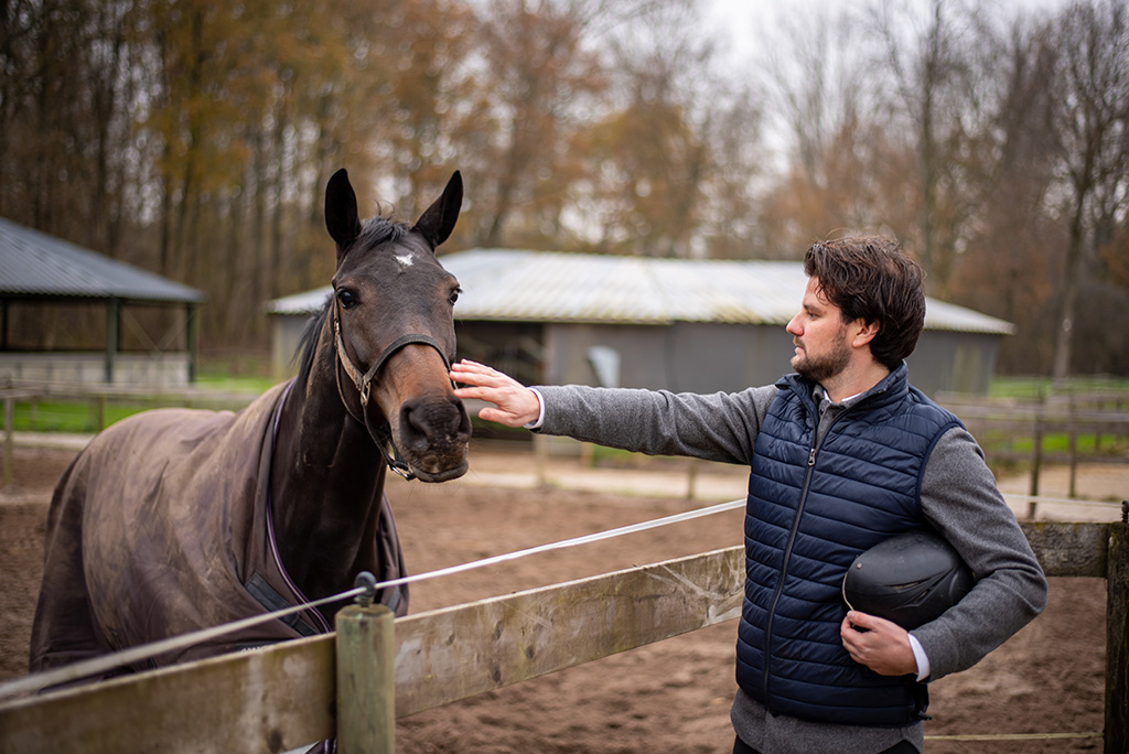 Jongen bij paard op manege