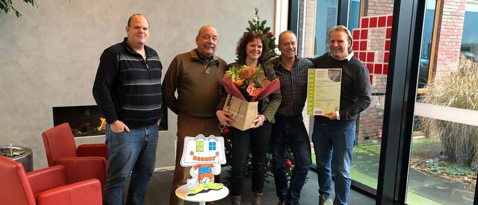 mensen met certificaat en bloemen