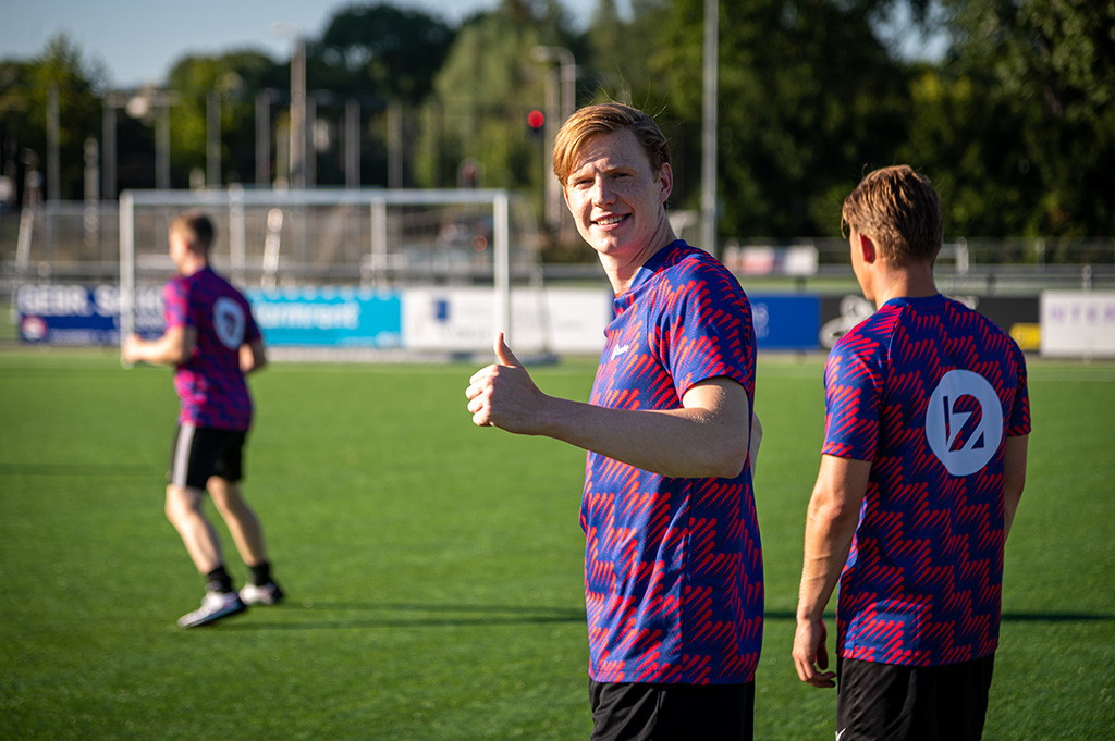 blije jongen op sportveld