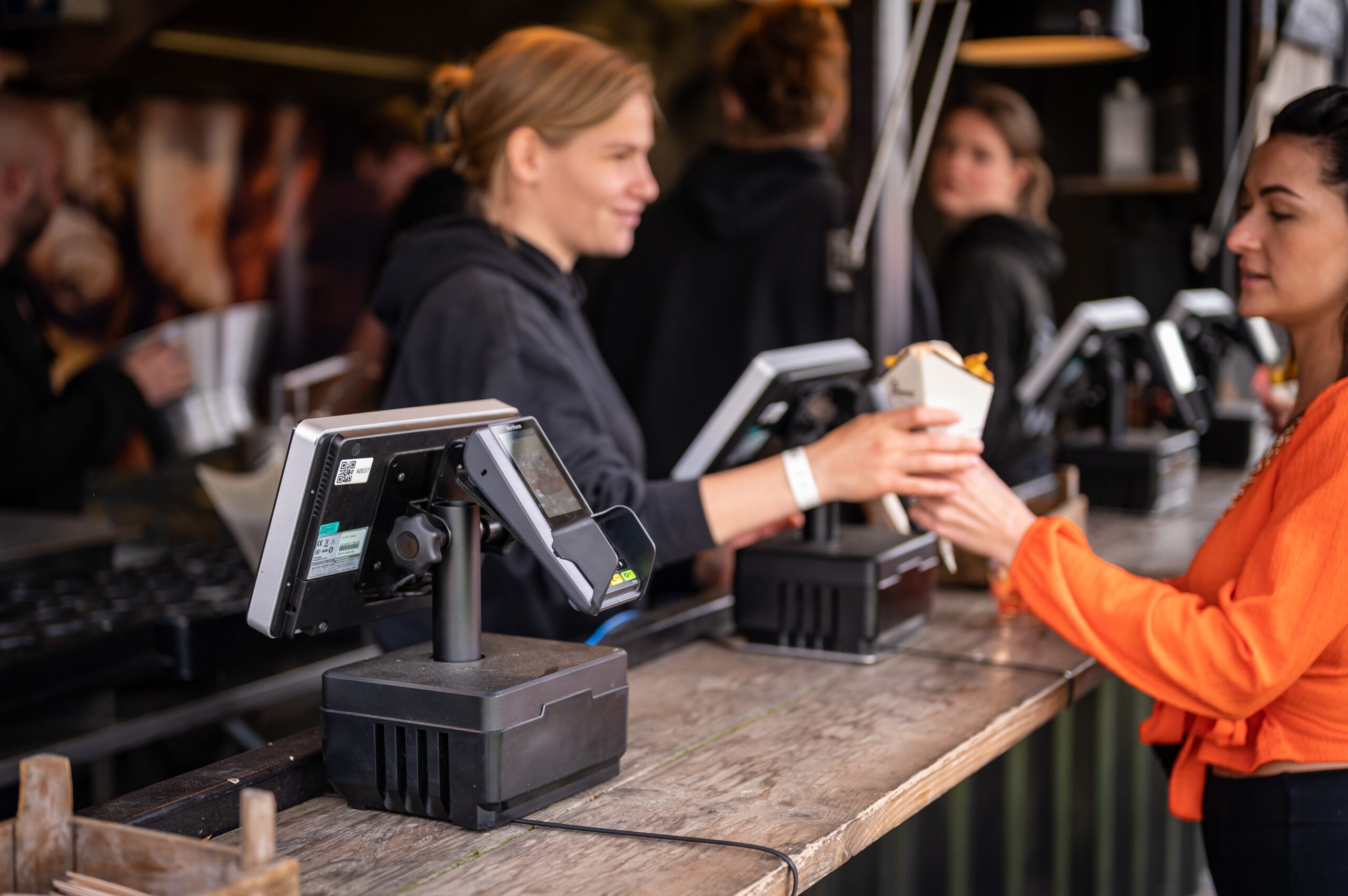 Friet word uitgegeven aan klant